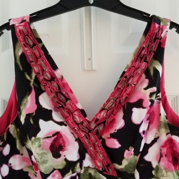 CUTE FLORAL DRESS! - Picture 2 of 5